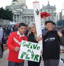 Daniel Vidart y Alicia Castilla en una manifestación cannábica en Buenos Aires. 