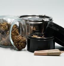 Cannabis: articoli essenziali per fumare con coscienza