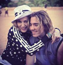 Madonna steunt zoon Rocco na arrestatie om drugsbezit