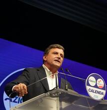 Calenda ironizza sulla cannabis, figuraccia a Radio24