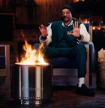 Niente fumo e niente arrosto: Snoop Dogg non smette di fumare