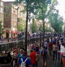 Amsterdam zavádí omezení pro turisty a „huliče“