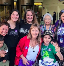 Ana María Gazmuri y activistas tras la aprobación del cannabis medicinal en Chile. Foto: Ana María Gazmuri.