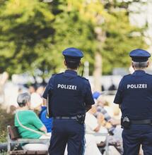 Euro 2024, la polizia: "Bevete meno, fumate di più"
