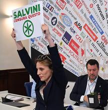 Una pianta di cannabis per Salvini: "Più amore, meno canne"