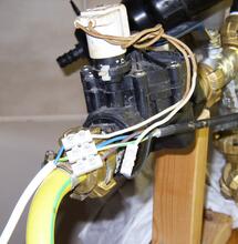 Cómo eliminar cal, toxinas y nutrientes del agua del grifo