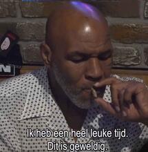 Honderden fans bij bezoek Mike Tyson aan eigen coffeeshop Amsterdam