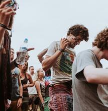 Hudba zní lépe když jste „high“, vědci potvrzují…