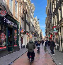 Klagen over een vlag met een wietblad er op