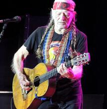 Legenda Willie Nelson vydá konopnou kuchařku