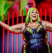 Lizzo a její řasy z konopí jako trend udržitelné módy