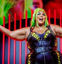 Les faux cils en fibre de chanvre de Lizzo