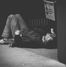 Měli by všude dekriminalizovat drogy, jako v Portugalsku?