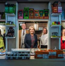 Minister Dijkstra bezoekt coffeeshop in Almere