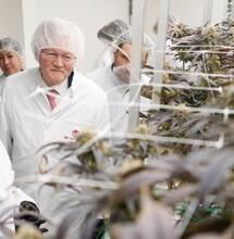 Minister Dijkstra bezoekt teler en coffeeshop wietexperiment