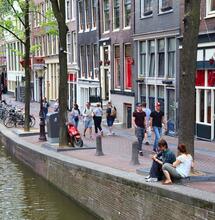 Amsterdam : interdiction de consommer du cannabis en public dans le Red Light District