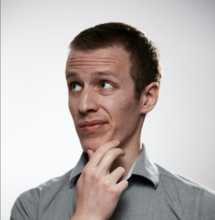 hombre con expresión de duda y camisa gris