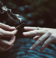 Tipy na svatovalentýský večer pro milovníky konopí