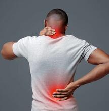 hombre con dolor en cuello y espalda baja