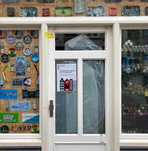 Een van de gesloten winkels