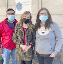 Freddy Hermosilla y su esposa Jennifer Carreño, junto a Ana María Gazmuri, el 2 de agosto en el inicio del juicio.