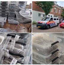 Dieven in blauw stelen voorraad coffeeshop