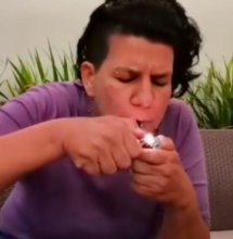 Aspirante a diputada Margarita Salas fuma cannabis y enciende el debate en Costa Rica. 