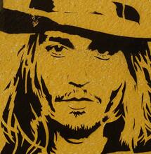 Depp se defiende de golpes bajos de ex esposa en millonario juicio.