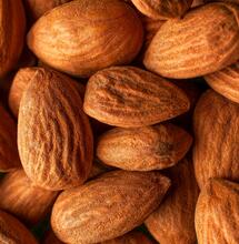 Receta de leche vegana cannábica de almendras estilo hindú.