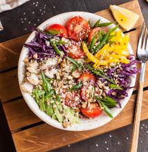 La ricetta del mese: Caesar Salad con canapa