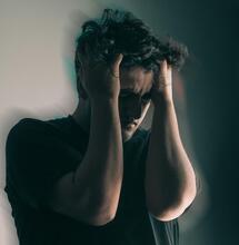 Persona experimentando ansiedad