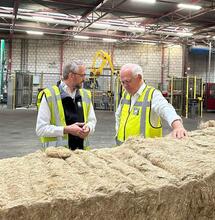 Minister bezoekt vezelhennep pionier HempFlax