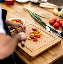 hombre cortando tomates 