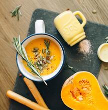 La ricetta del mese: vellutata di zucca e canapa