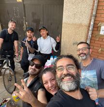 Los rider de Catarroja repartiendo comida en la Dana