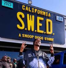 Snoop Dog opent cannabis dispensary S.W.E.D. in LA