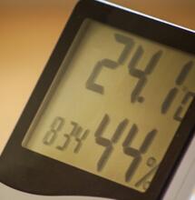 El termohigrómetro mide la temperatura y la humedad en el cultivo de cannabis, factores claves del buen desarrollo.