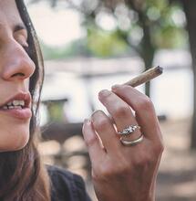 Fumare Cannabis: vantaggi e svantaggi