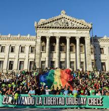 Uruguay reglamentó ley de mercado de marihuana