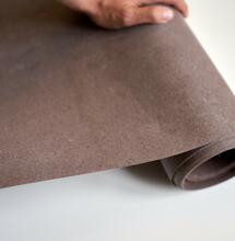 Volkswagen se hace vegano con tapizados de cáñamo. Así se ven los "cueros vegetales" para tapicería de cáñamo. Foto Volkswagen.