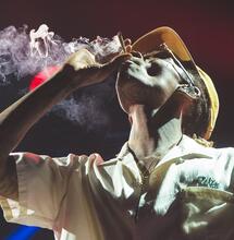 Wiz Khalifa condenado a 9 meses de prisión en Rumanía por fumar cannabis en el escenario