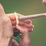 Polizist kifft mit Minderjährigem und kauft Weed