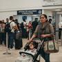México secuestra aceites cannábicos de pacientes medicinales en aduanas. Imagen generada con IA.