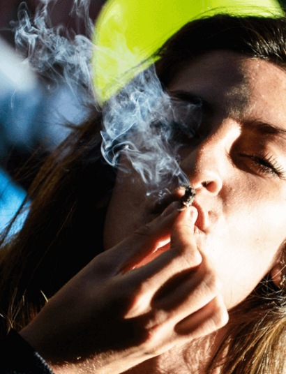 ¿Es bueno aguantar el humo del porro?