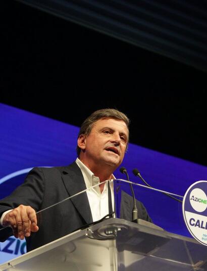 Calenda ironizza sulla cannabis, figuraccia a Radio24