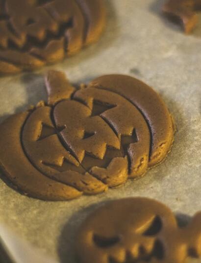 Elevate your adult party with 4 easy Halloween cannabis recipes! Learn how to make weed rice crispy treats, infused caramel apples, THC punch & pumpkin cookies.