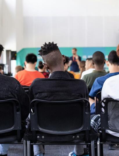 adolescentes sentados en una clase