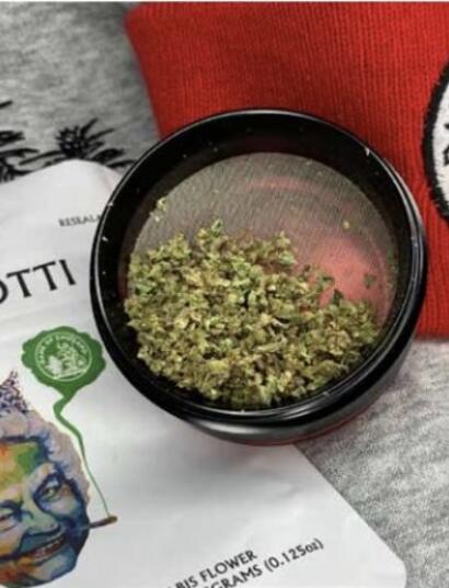 A popular indica dominant hybrid: Biscotti 