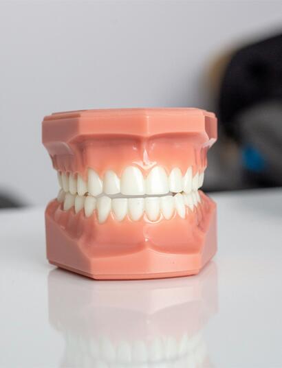 Das Cannabinoid CBD kann gegen Zahnschmerzen helfen