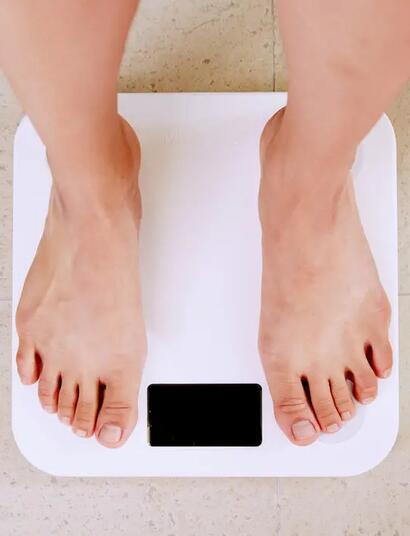 Hilft Cannabis wirklich beim Gewichtsverlust? Über die Rolle von THC, THCV und den Stoffwechsel bei der Fettverbrennung.